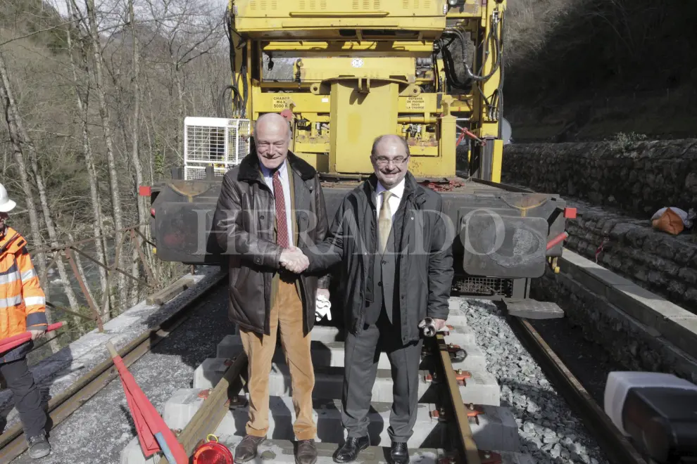 Javier Lambán y Alain Rousset, colocan simbólicamente dos traviesas en la vía del tren Oloron Bedous y apoyan la reapertura el 24 de febrero de 2016.