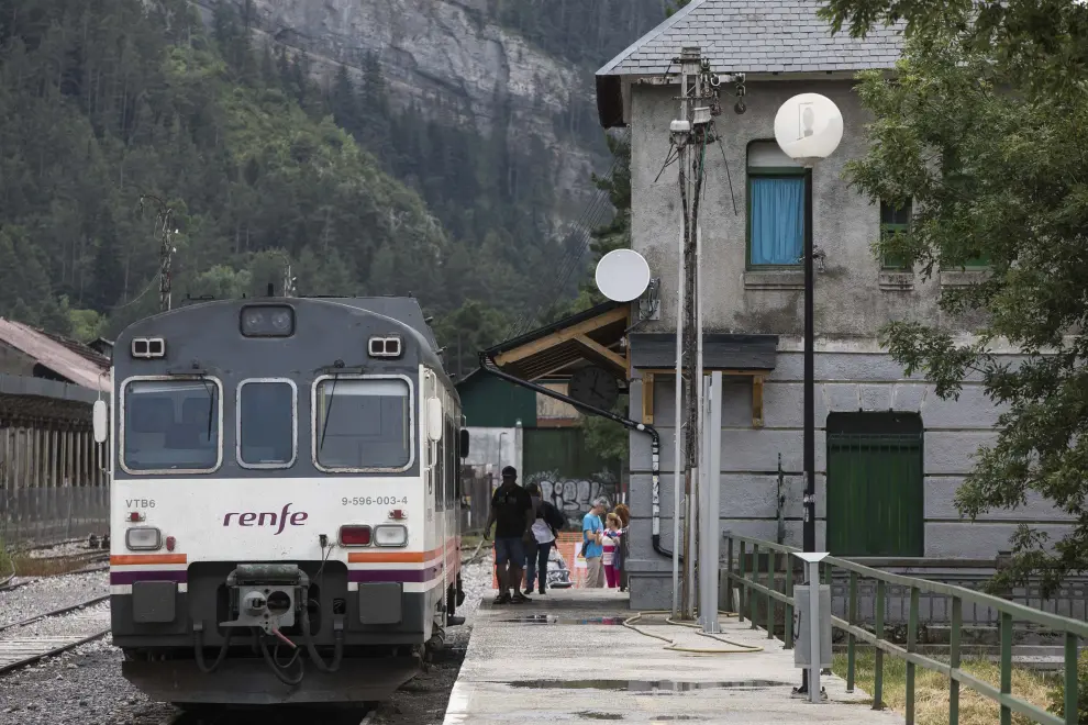 Turistas en la estación de Canfranc en el verano de 2018