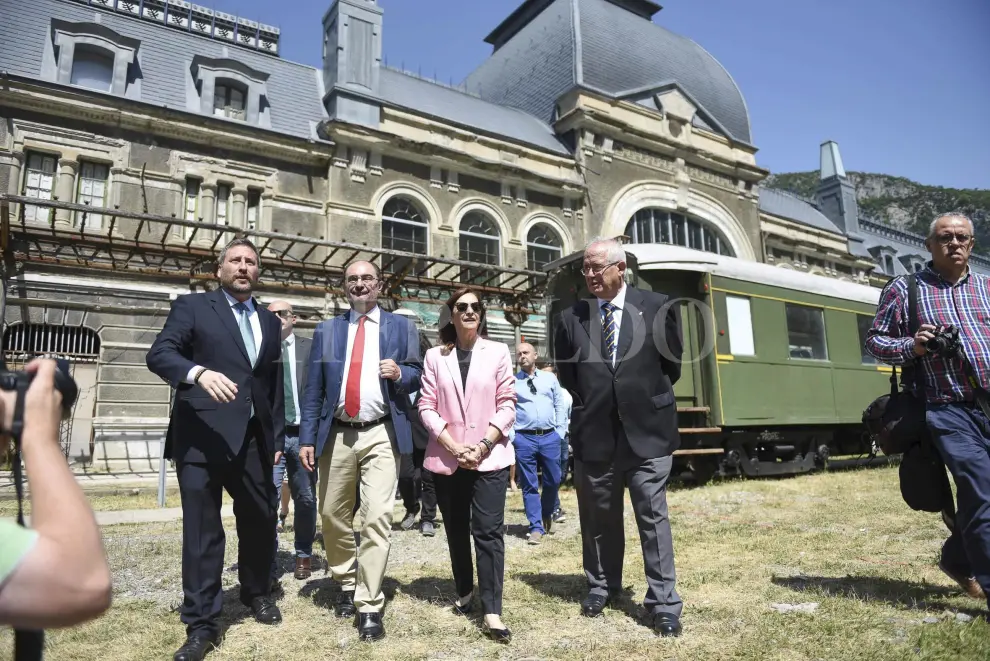 Acto de colocación de la primera piedra para rehabilitar la estación internacional de Canfranc el 27 de junio de 2018. De izquierda a derecha, José Luis Soro, Javier Lambán, Carmen Sánchez y Martín Llanas.