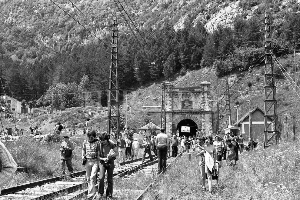 El 22 de junio de 1975 fue la primera manifestación de la historia del Canfranc. El SIPA organizó un tren-manifestación. HERALDO DE ARAGÓN con motivo del 90 aniversario de la inauguración de la estación de Canfranc publica el 18 de julio de 2018 el especial Estación internacional de Canfranc. 90 años de trayecto.