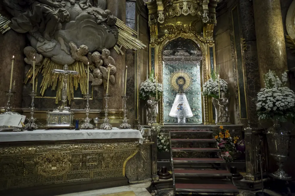 La Virgen del Pilar luce el manto que HERALDO DE ARAGÓN donó al Cabildo con motivo de la celebración del 120 aniversario del diario.