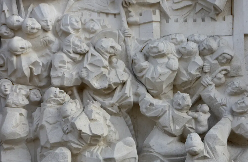 Relieve de Pablo Serrano en la fachada de la Basílica
