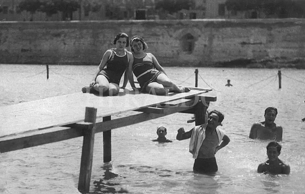 Gente refrescándose en el río Ebro, en la zona de Macanaz de Zaragoza, en los años 60.