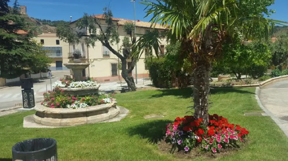 Un precioso rincón del municipio zaragozano de Daroca, donde destacan sus flores y el conjunto ornamental.