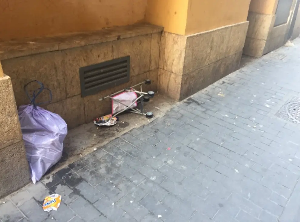 Suciedad en la calle Miguel de Ara, en San Pablo
