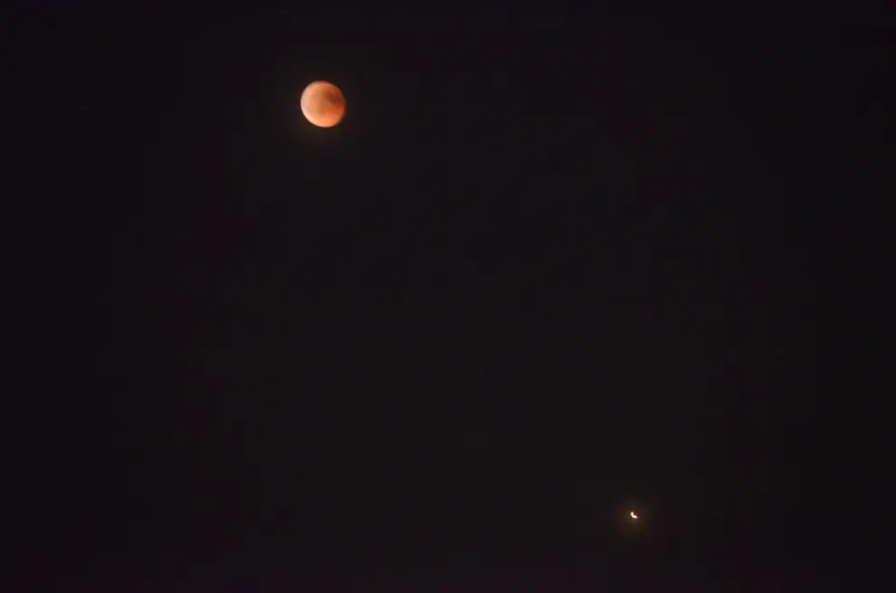 La luna roja y Marte desde Barbastro