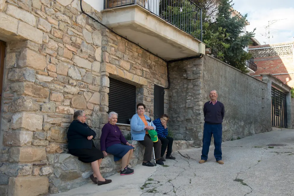 Un grupo de vecinos de Formiche Alto charla en la calle aprovechando la bonanza de la tarde
