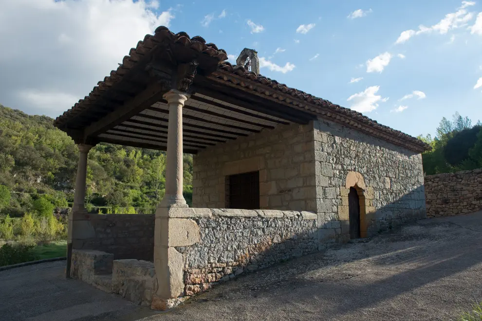 La ermita de Loreto, a pocos metros del pueblo