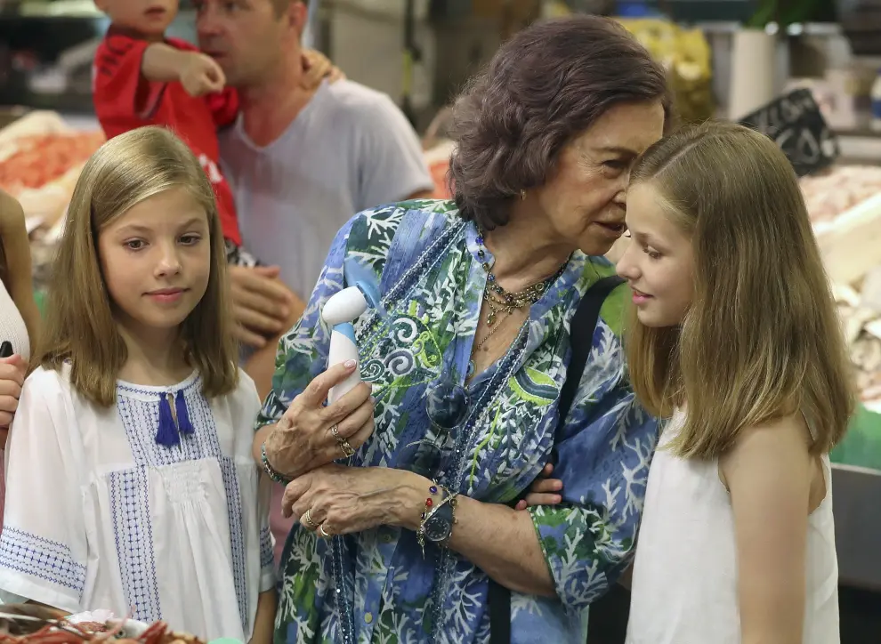 La reina Letizia, sus hijas y doña Sofía recorren juntas un mercado en Palma