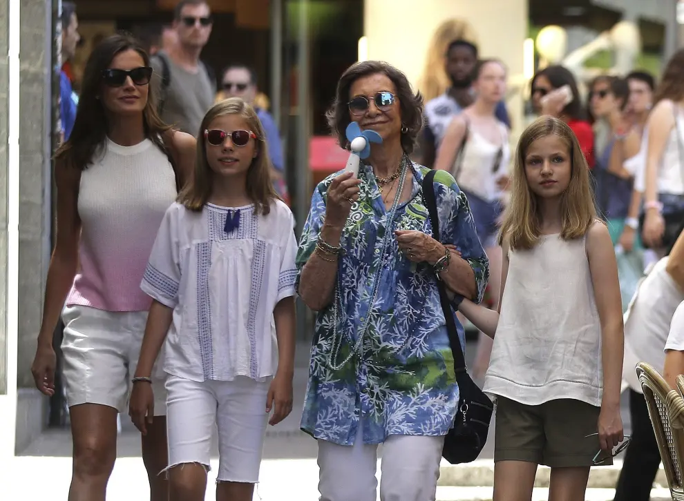 La reina Letizia, sus hijas y doña Sofía recorren juntas un mercado en Palma