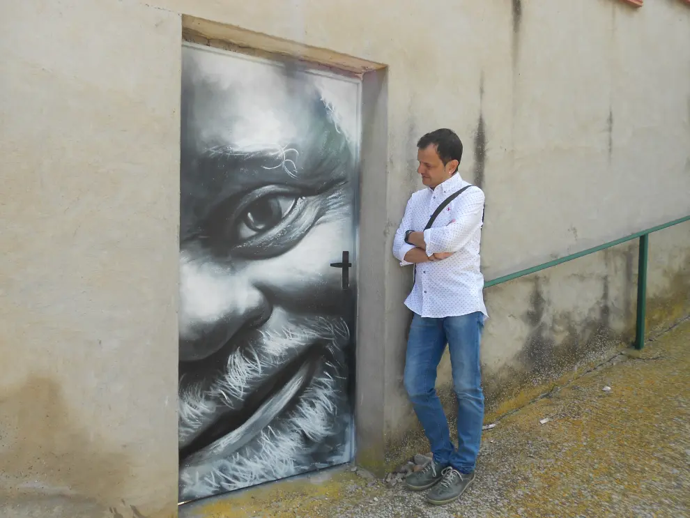 Vicente Ortega con una de las puertas pintadas