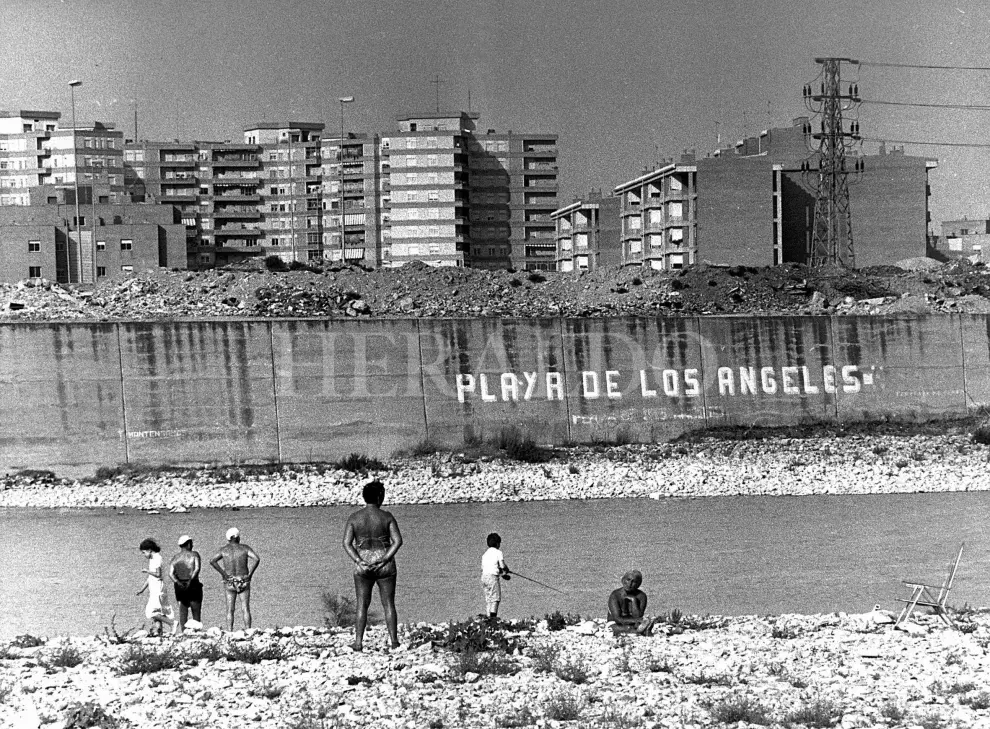 Bañistas en la playa de los Ángeles de Zaragoza en la década de los años 70