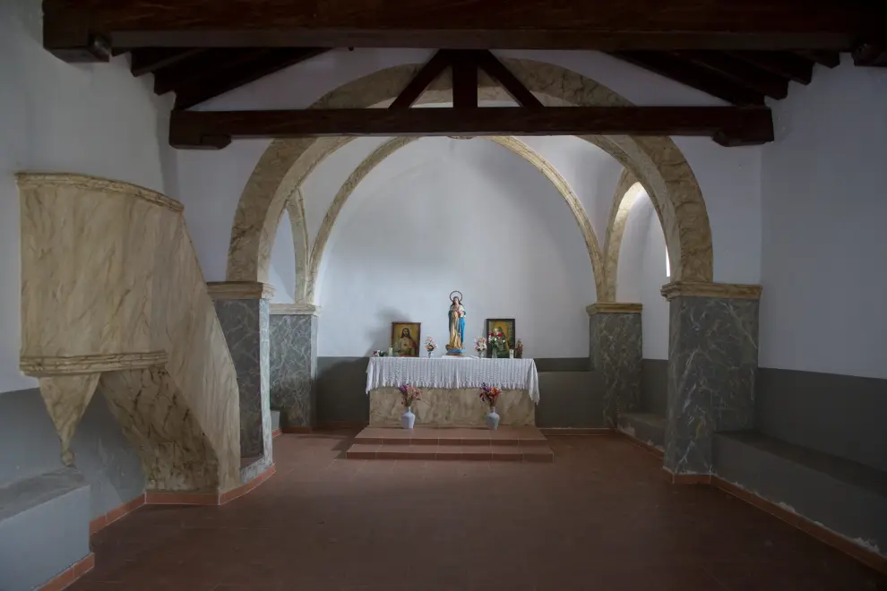 Interior de la ermita de Santa María, con techumbre de madera