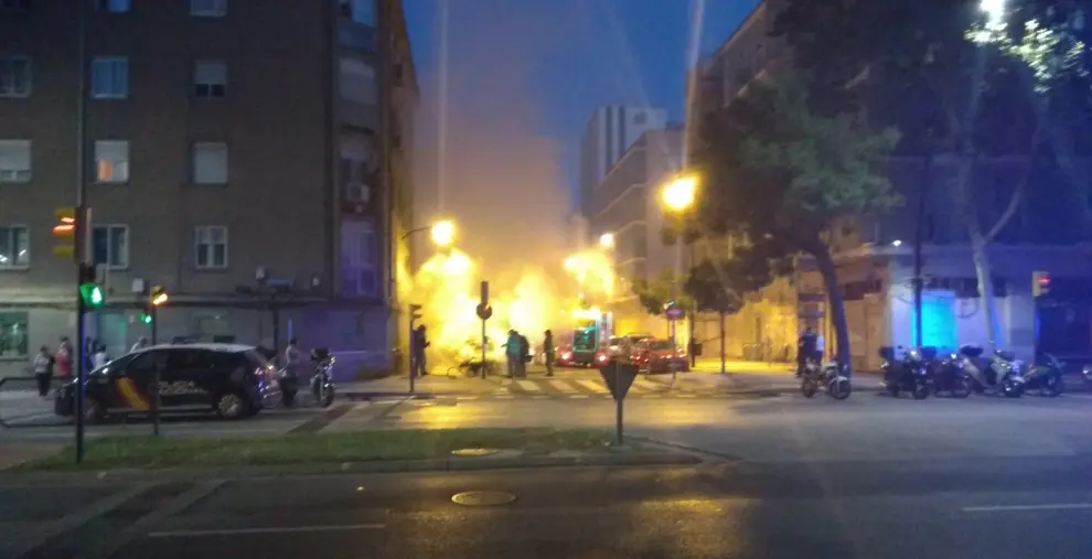 Arde un vehículo de madrugada en Zaragoza