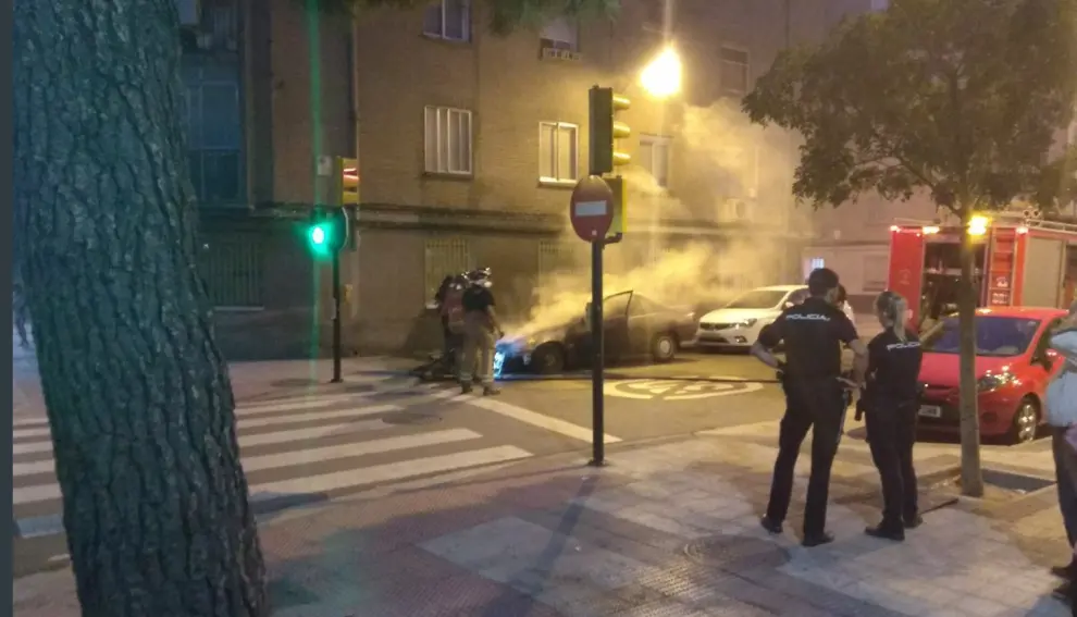 Arde un vehículo de madrugada en Zaragoza