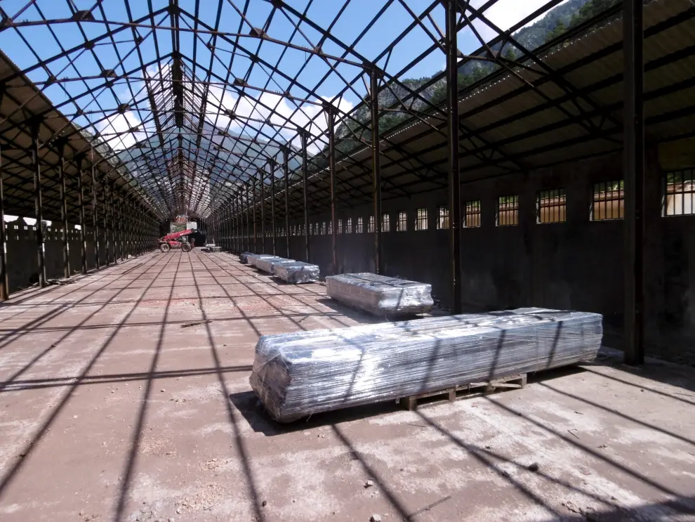 Desmantelan la cubierta de amianto de la futura estación de Canfranc