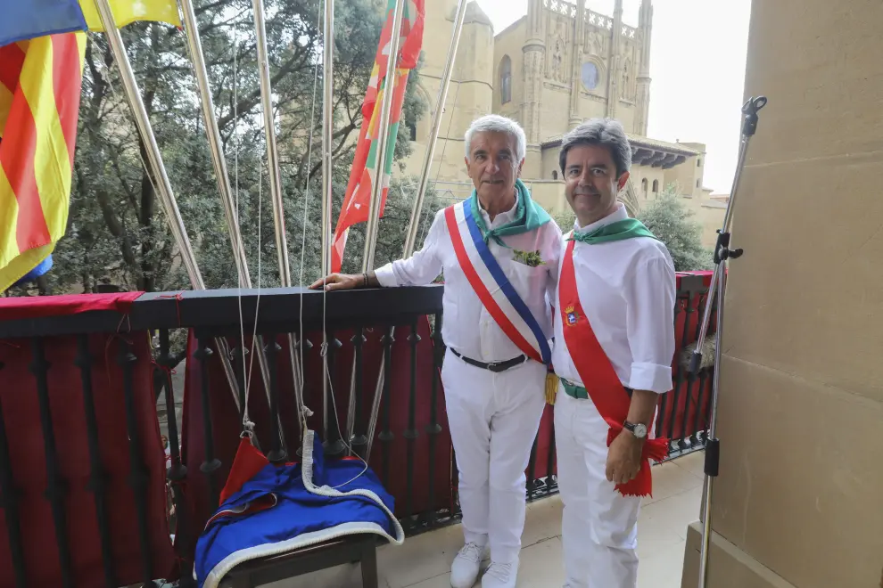 Los alcaldes de Huesca y Tarbes en el balcón principal del Ayuntamiento oscense.