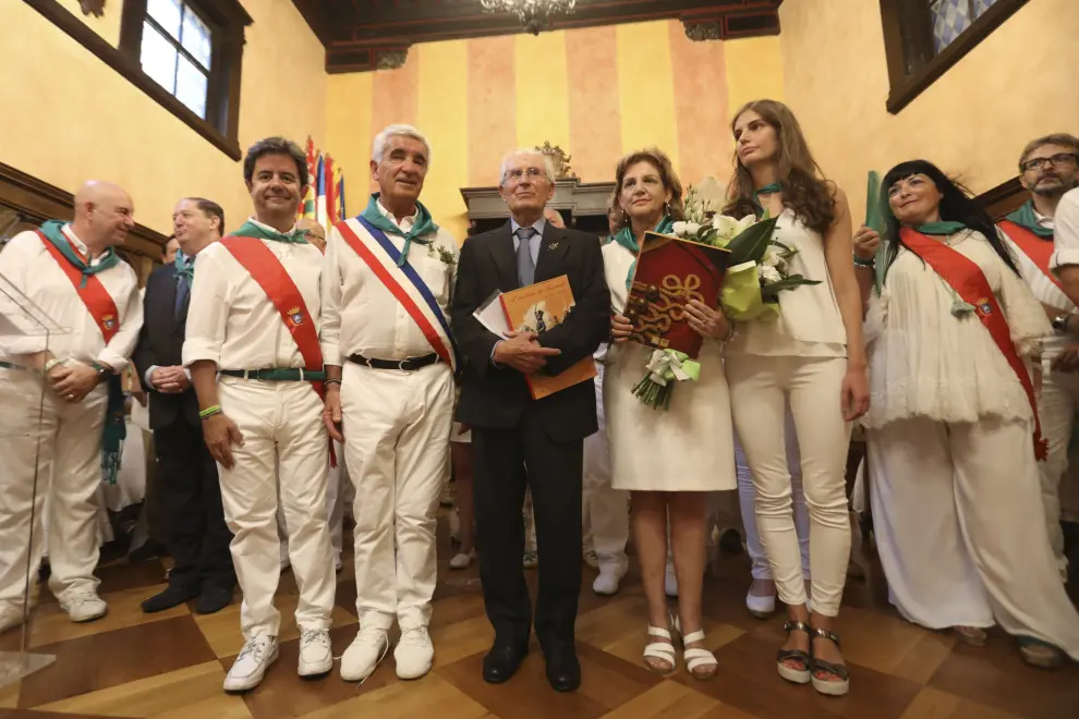 Los alcaldes de Huesca y Tarbes con Conrado Beltrán y la mujer y la hija de Antonio Viñuales tras la entrega de la Parrilla de Oro.