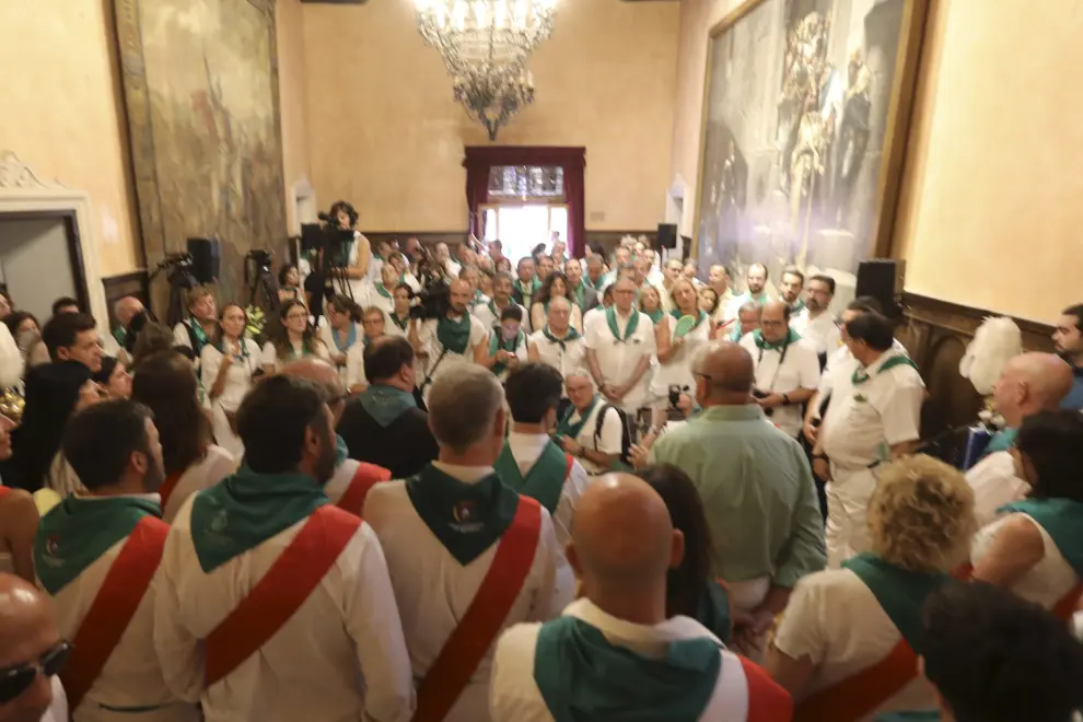 Asistentes al acto oficial de la mañana del 9 de agosto en el Ayuntamiento de Huesca.
