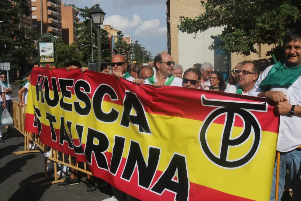 Taurinos y antitaurinos se concentran en Huesca