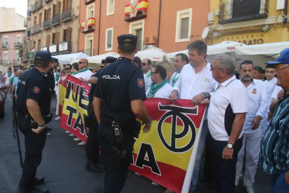 Taurinos y antitaurinos se concentran en Huesca