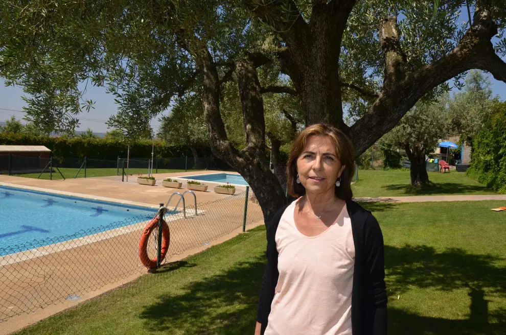 La alcaldesa, inma Subías, en las piscinas