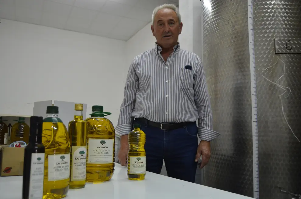 José Antonio Subías, presidente de La Unión con varias botellas de aceite