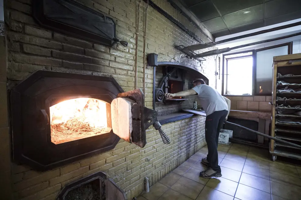 David Muñoz trabajando en el horno de la panadería