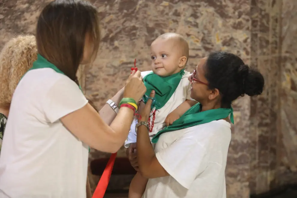 Los niños y niñas de Huesca besan la medalla del santo