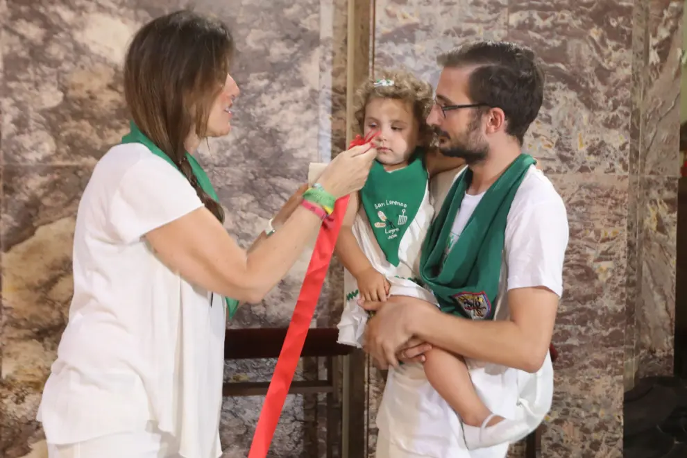 Los niños y niñas de Huesca besan la medalla del santo