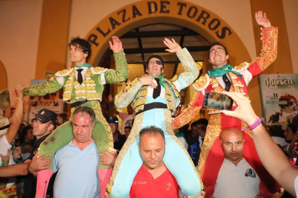 De izquierda a derecha, Abellán, Padilla y El Fandi, a hombros por la Puerta Grande.