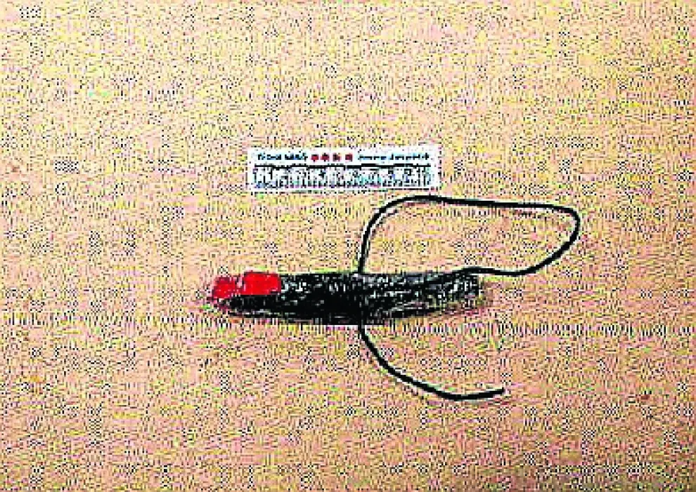El pulsador con cable eléctrico. Los terroristas portaban este pulsador en la mano para hacer creer a la Policía que podían activar manualmente los cinturones.