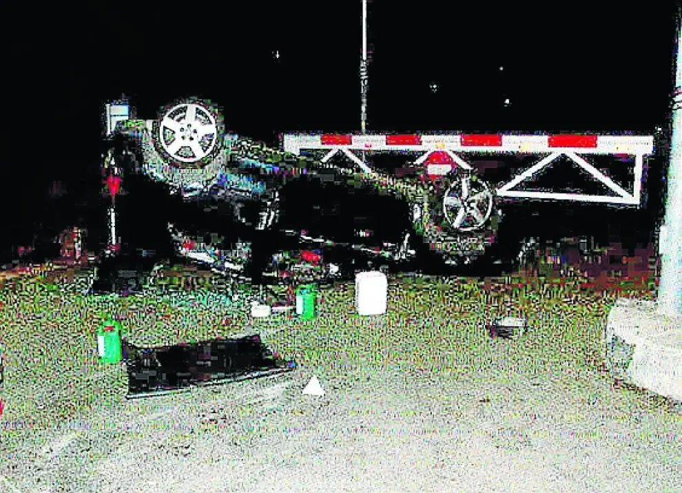 El Audi A3 volcado. Los Tédax examinaron el vehículo de los terroristas por si llevaba explosivos. Hallaron  garrafas llenas de un líquido que olía mucho a gasolina.