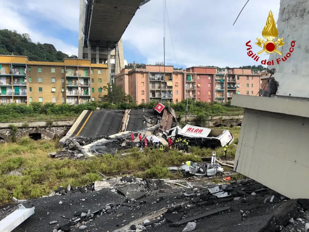Decenas de muertos al desplomarse un viaducto en Génova