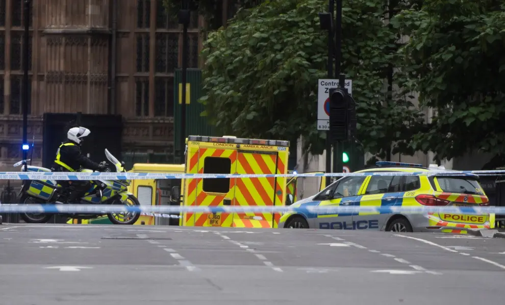 Un coche se estrella contra el Parlamento británico