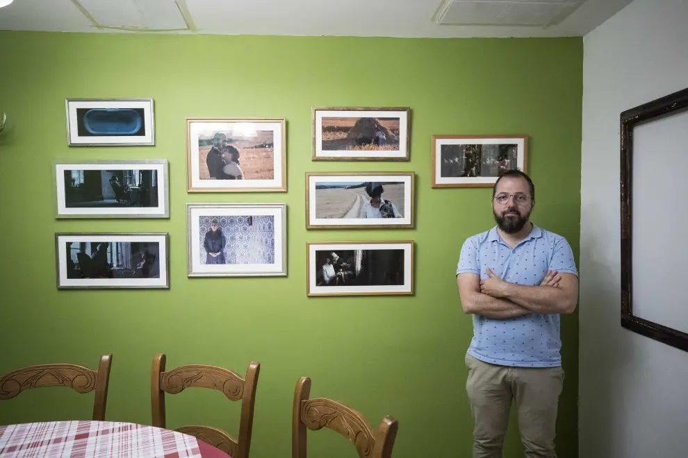 Toño Monzón, gerente de la Hospedería de Sádaba, con fotografías del rodaje de la pelñicula 'La novia' de Paula Ortiz, en Sádaba