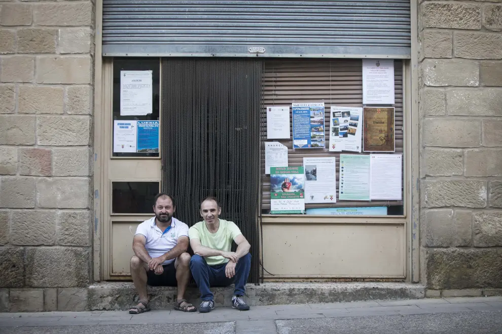 Jesús y Roberto frente a la tienda de ultramarinos