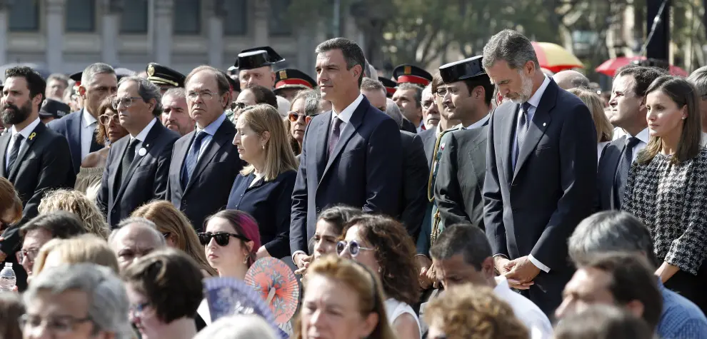 Los Reyes, el presidente del Gobierno y las autoridades catalanas, durante el acto en la plaza Cataluña