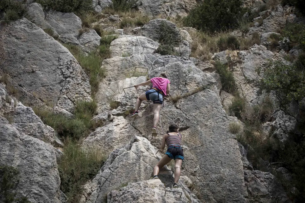 Las escaladoras María Gracia  y Paula Millán en las vías ferratas de Huesa del Común