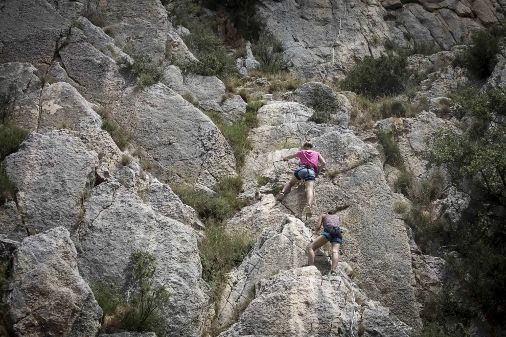 Las escaladoras María Gracia  y Paula Millán en las vías ferratas de Huesa del Común