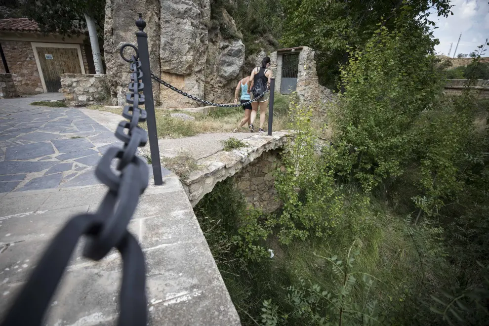 Yolanda Andreu y Judit Ayete pasan por encima del puente que sacó una riada