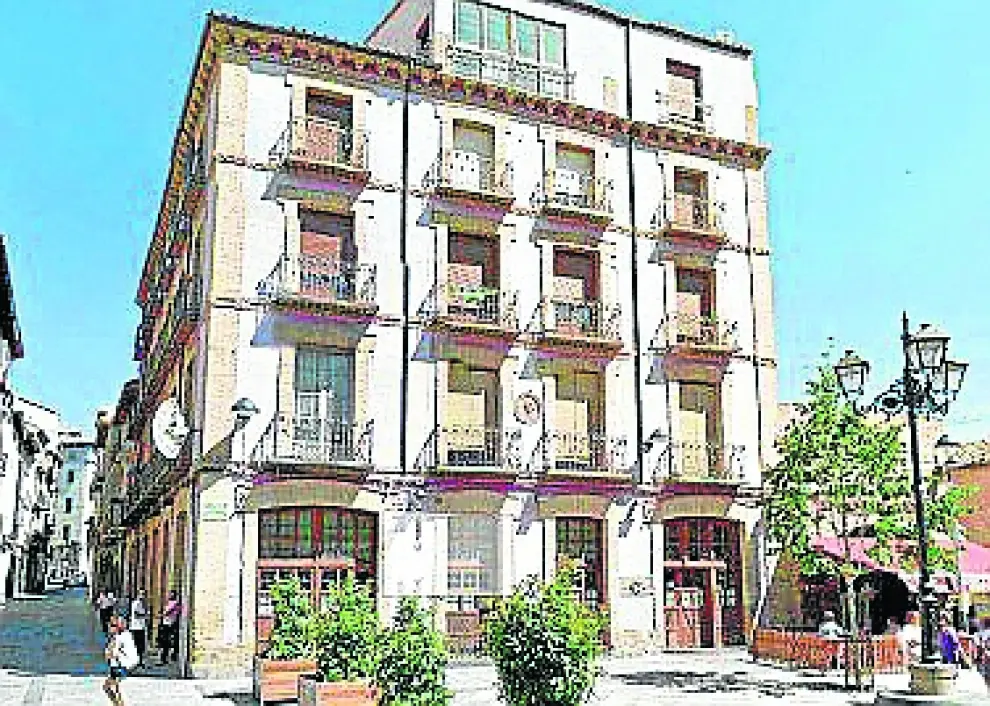 Piso la calle San Lorenzo de Huesca. Por  82.417 euros vende el Gobierno de Aragón un piso en la calle San Lorenzo de Huesca, con una superficie de 173 metros cuadrados.