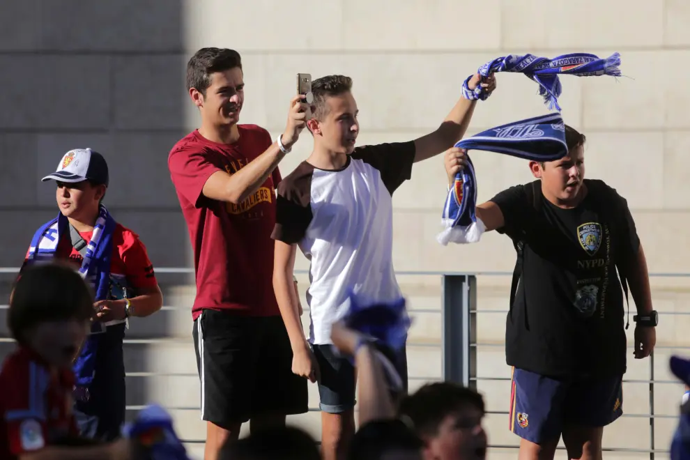 La llegada del Real Zaragoza a la Romareda desata la euforia de los aficionados