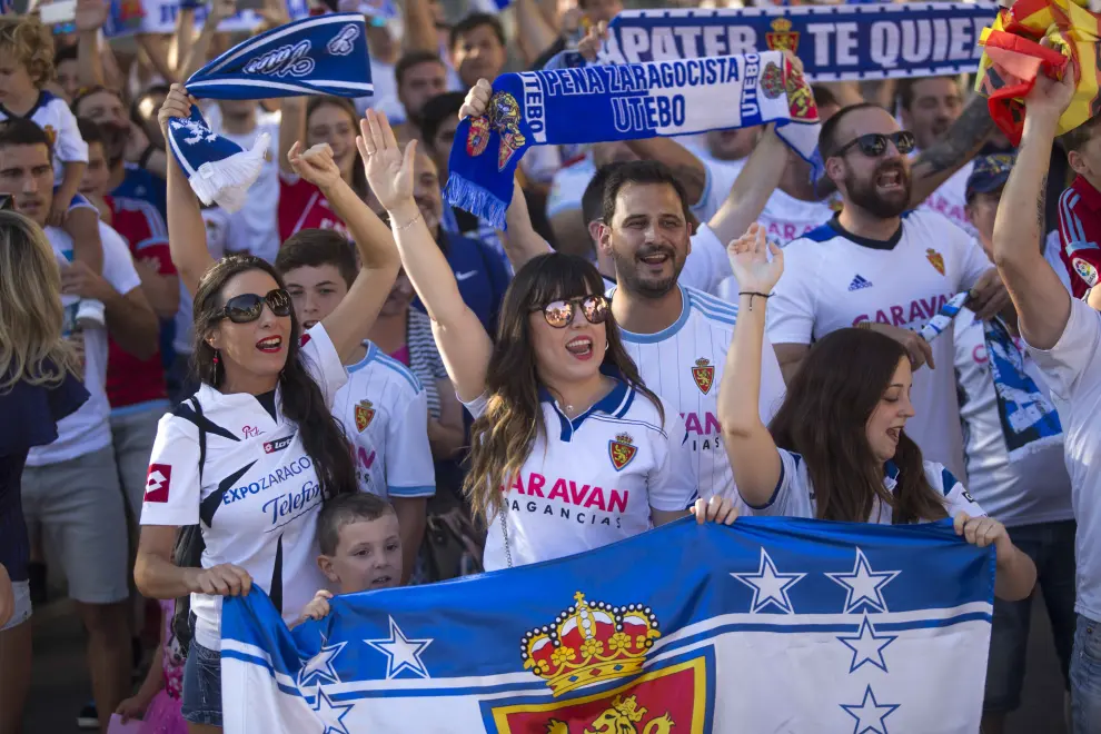 La llegada del Real Zaragoza a la Romareda desata la euforia de los aficionados