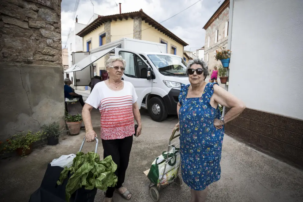Mercedes Pastor y Carmen Esteban haciendo la compra en la plaza del pueblo