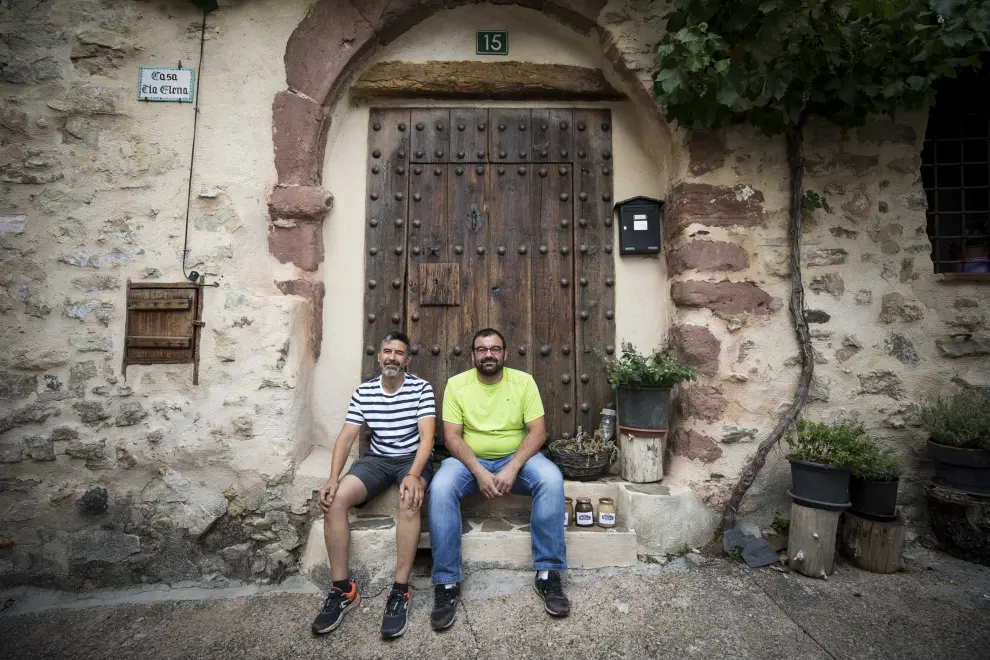 José Antonio y Carlos Polo, de la miel Hermanos Polo, en una calle de La Hoz de la Vieja