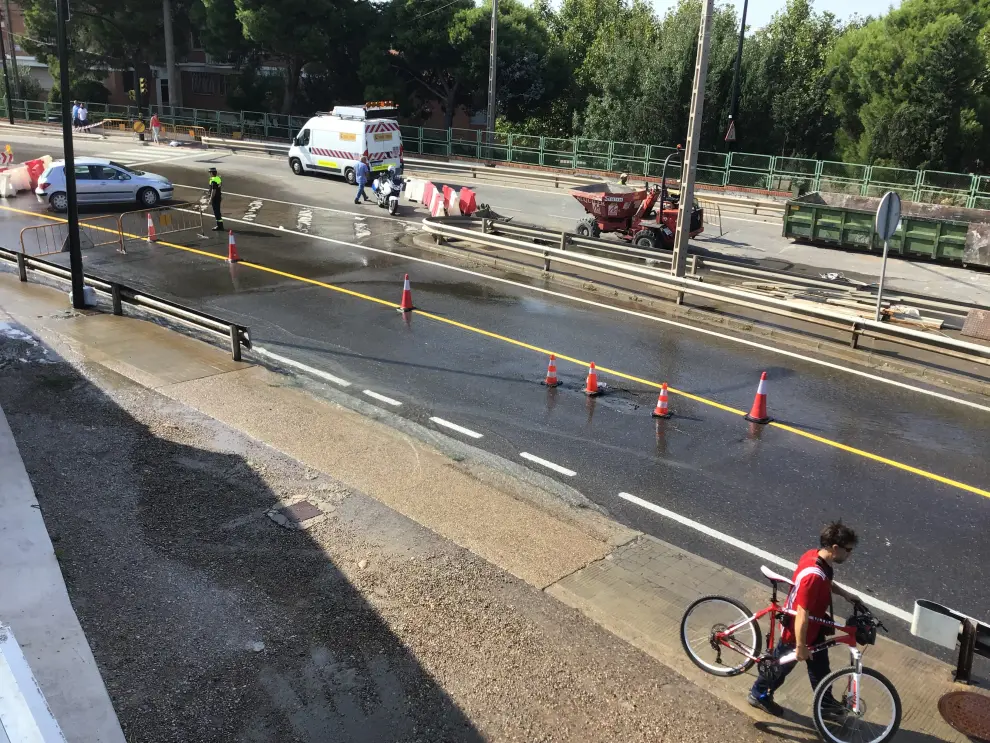 Las obras en la Avenida Cataluña a la altura del puente del río Gállego provocan el reventón de una tubería