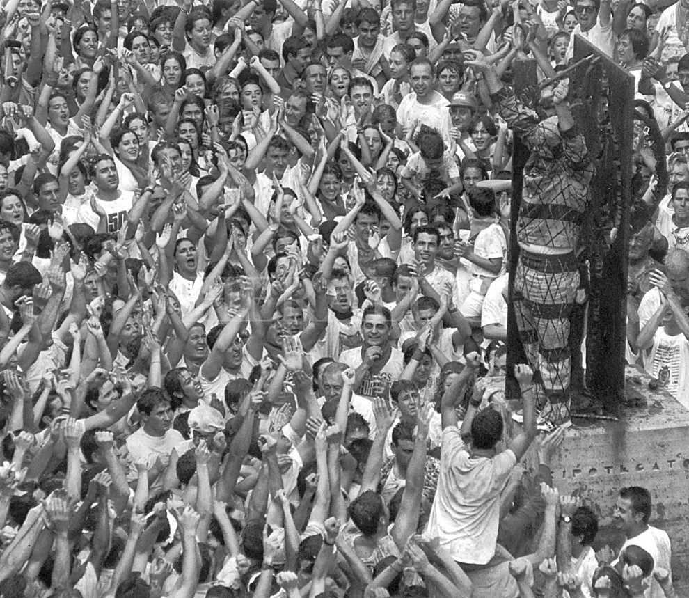 La multitud aplaude al Cipotegato el 28 de agosto de 1998 en Tarazona