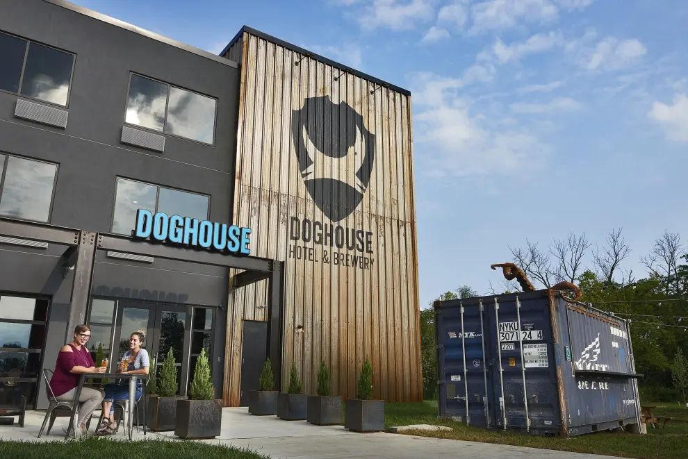 Doghouse: el primer hotel cervecería del mundo