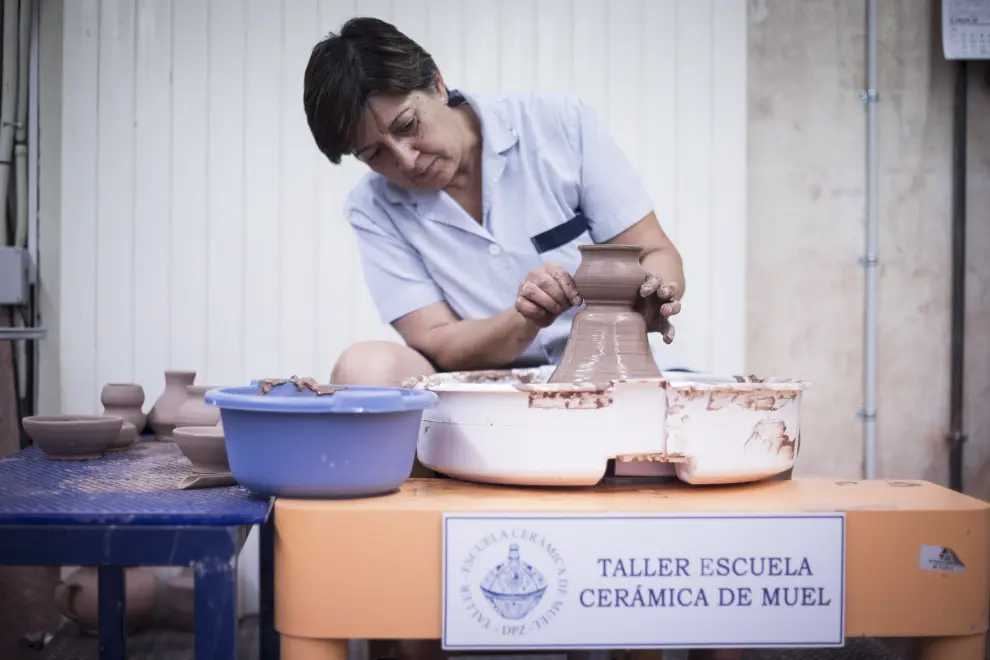 María José Gracia, artesana del torno, trabajando en el Taller de la Escuela Cerámica de Muel